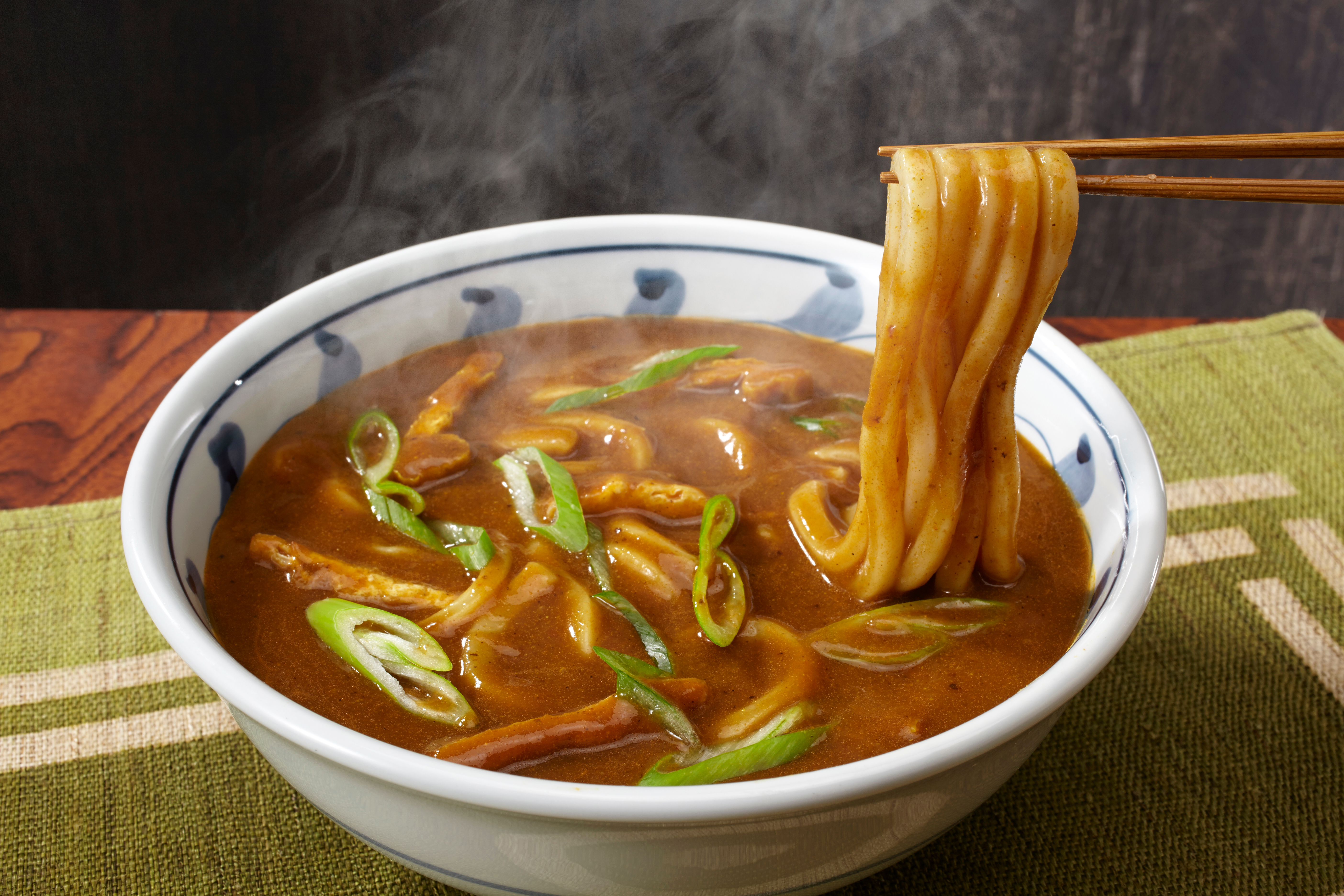 簡単でおいしい レトルトカレーうどんの作り方 なべやき屋キンレイ 鍋焼うどん 冷凍麺はキンレイ