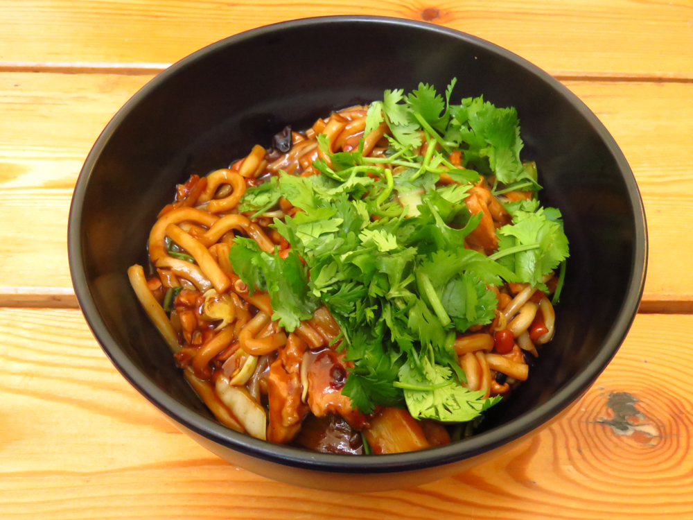 エスニックな雰囲気が爽やか パクチーうどん のレシピ なべやき屋キンレイ 鍋焼うどん 冷凍麺はキンレイ